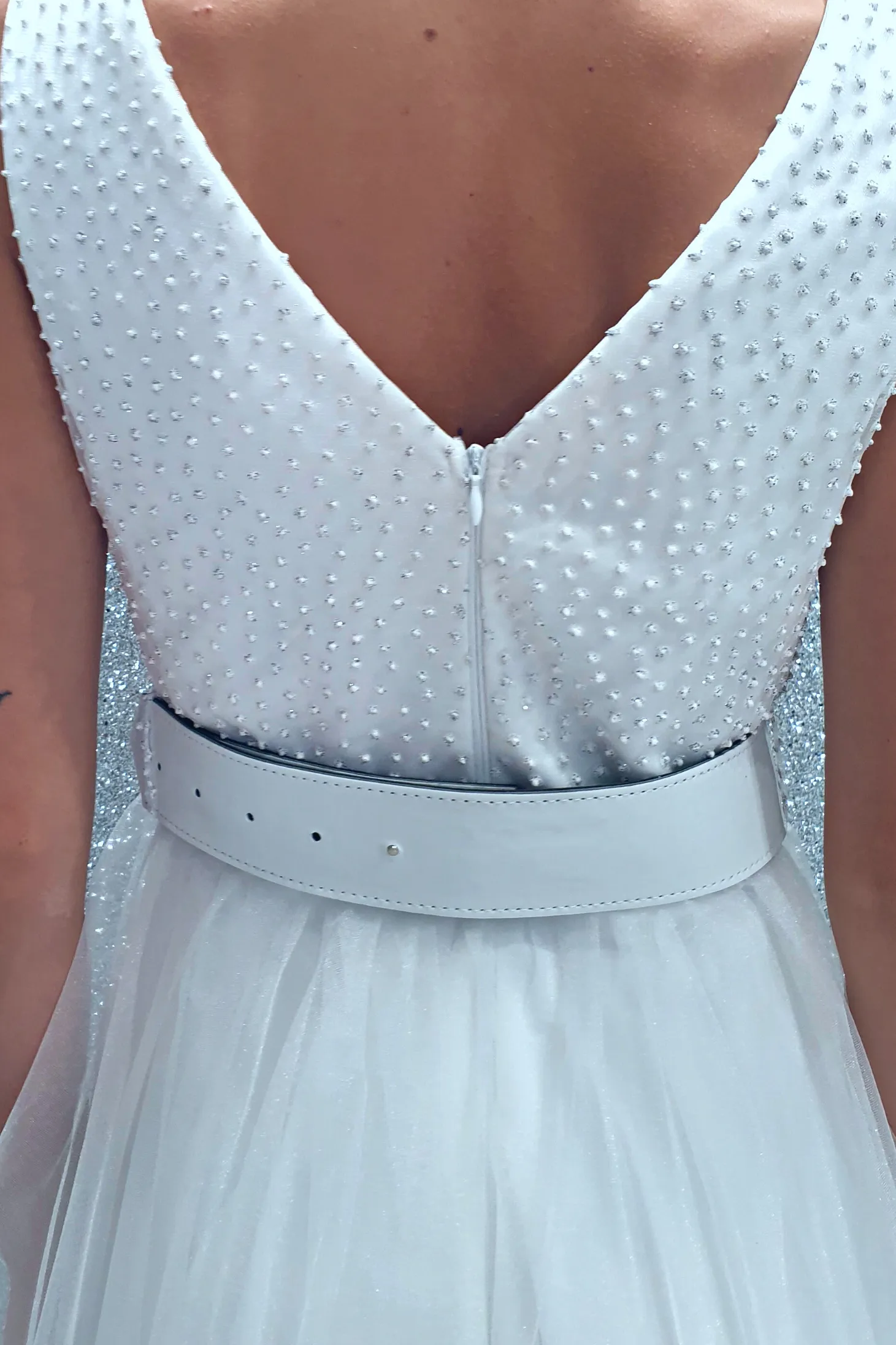 Abito princess bianco in tulle con corpetto a pois glitterati e cintura regolabile