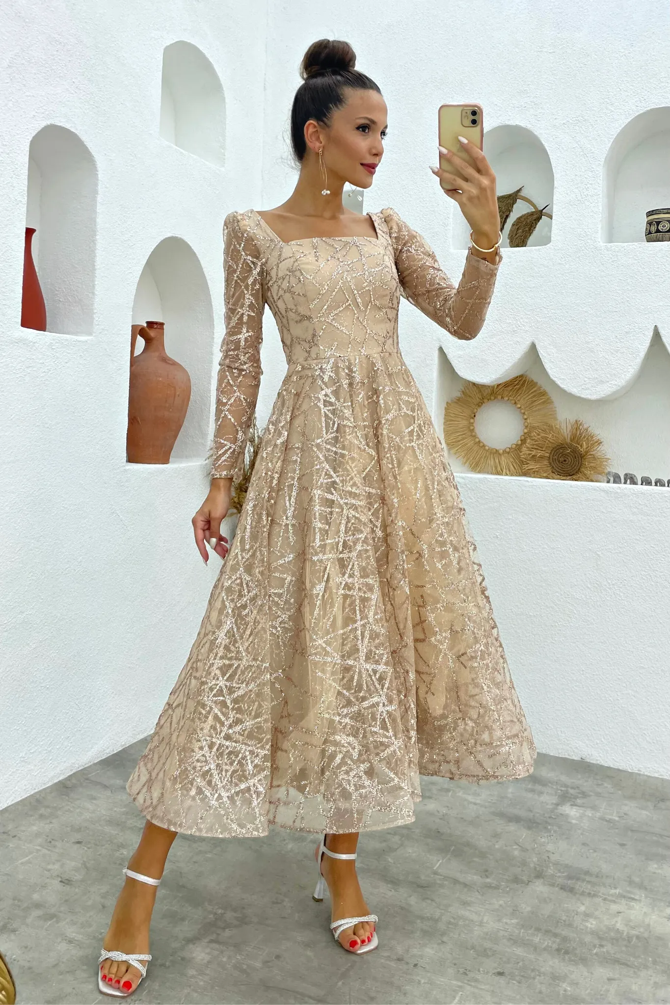 Abito svasato midi in tulle con trama glitterata dorata a manica lunga