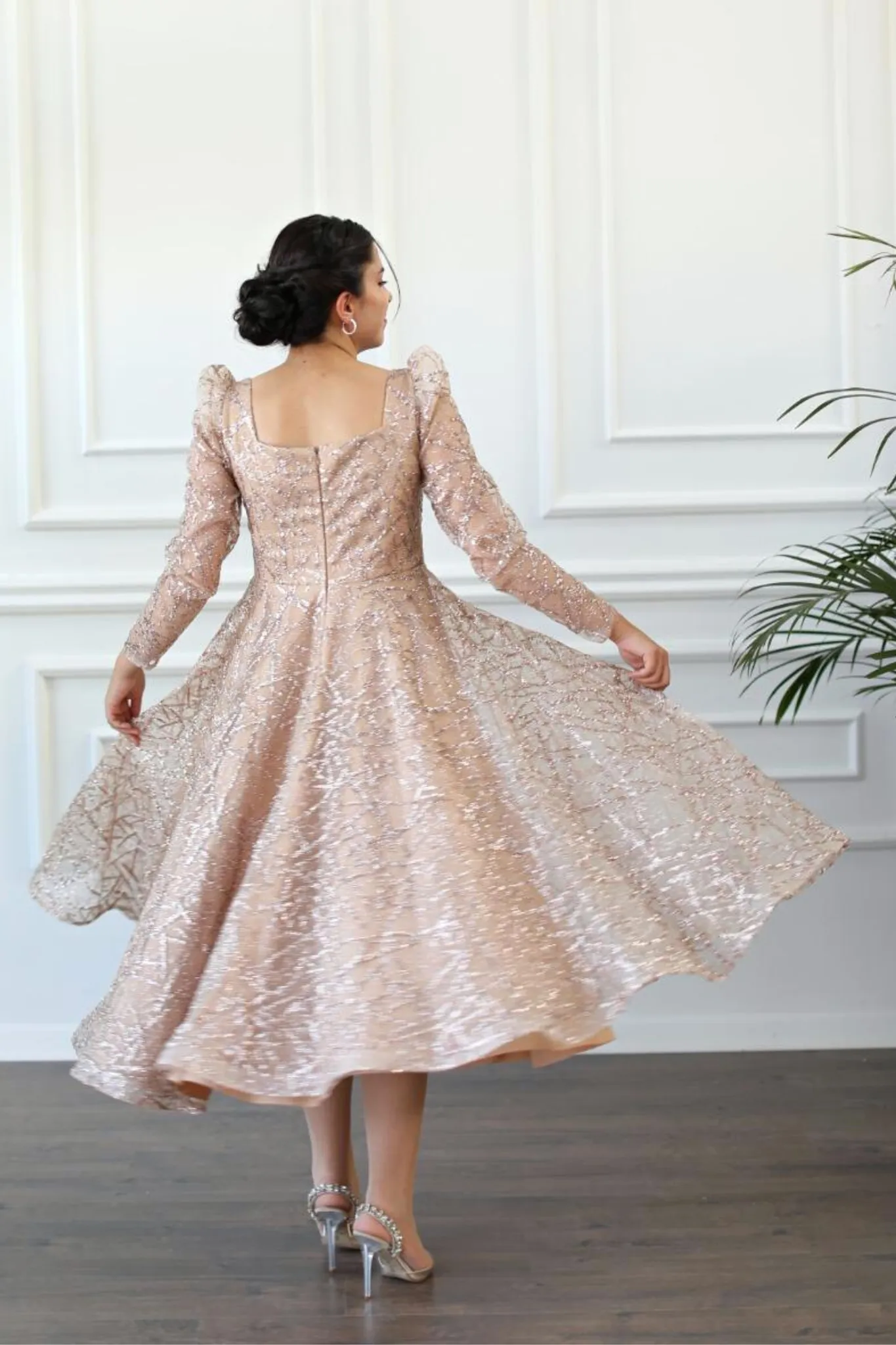 Abito svasato midi in tulle con trama glitterata dorata a manica lunga