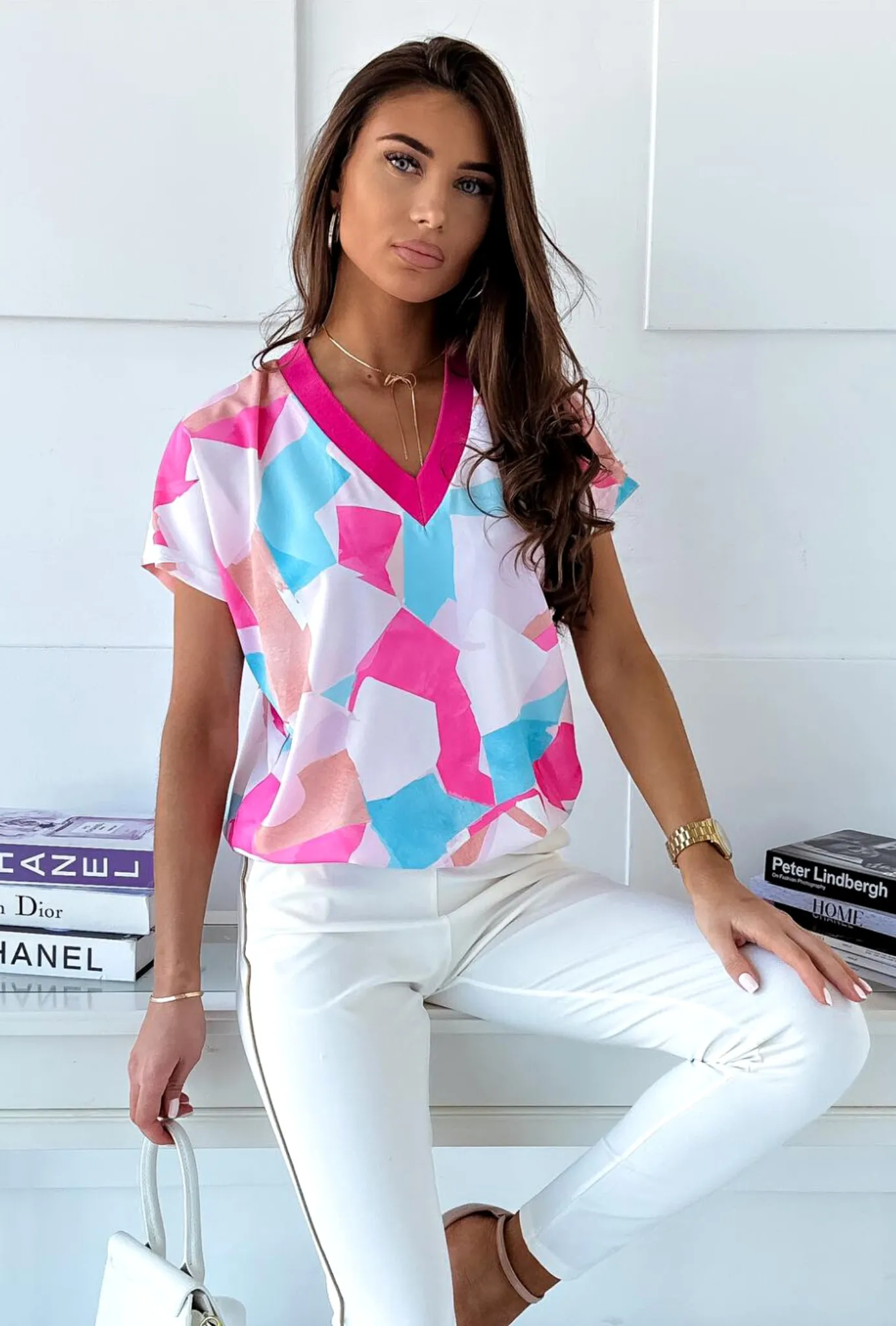 Blusa estiva con maniche corte a fantasia astratta tonalità celeste e fucsia