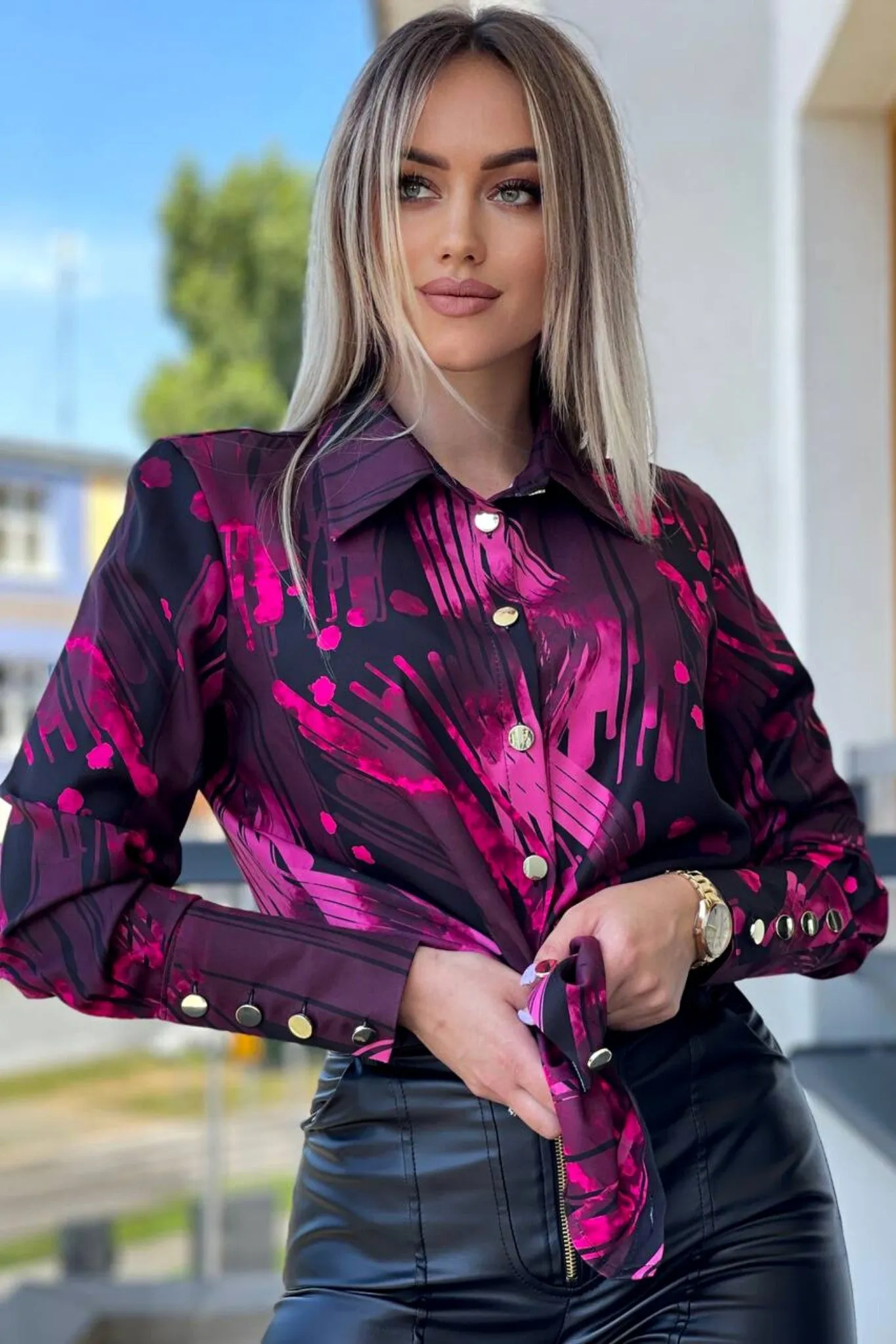 Camicia elegante nera a fantasia astratta fucsia viola con bottoni dorati