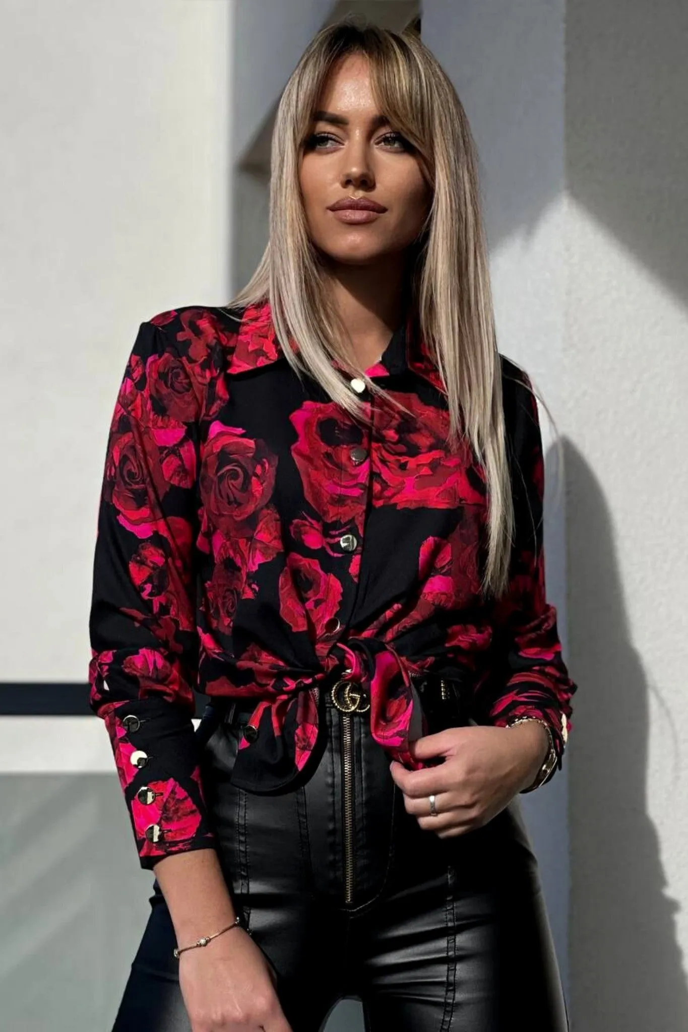 Camicia elegante nera a fantasia rose rosse e fucsia con bottoni dorati