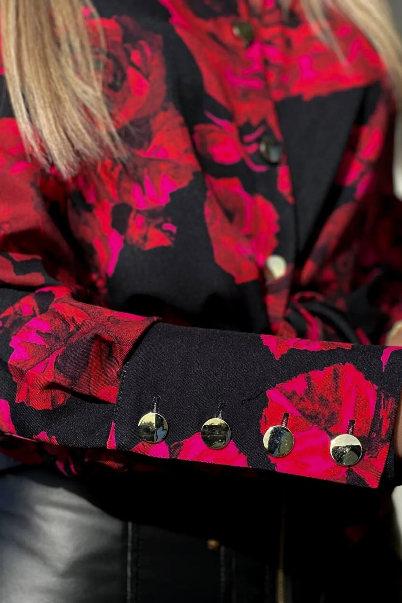 Camicia elegante nera a fantasia rose rosse e fucsia con bottoni dorati