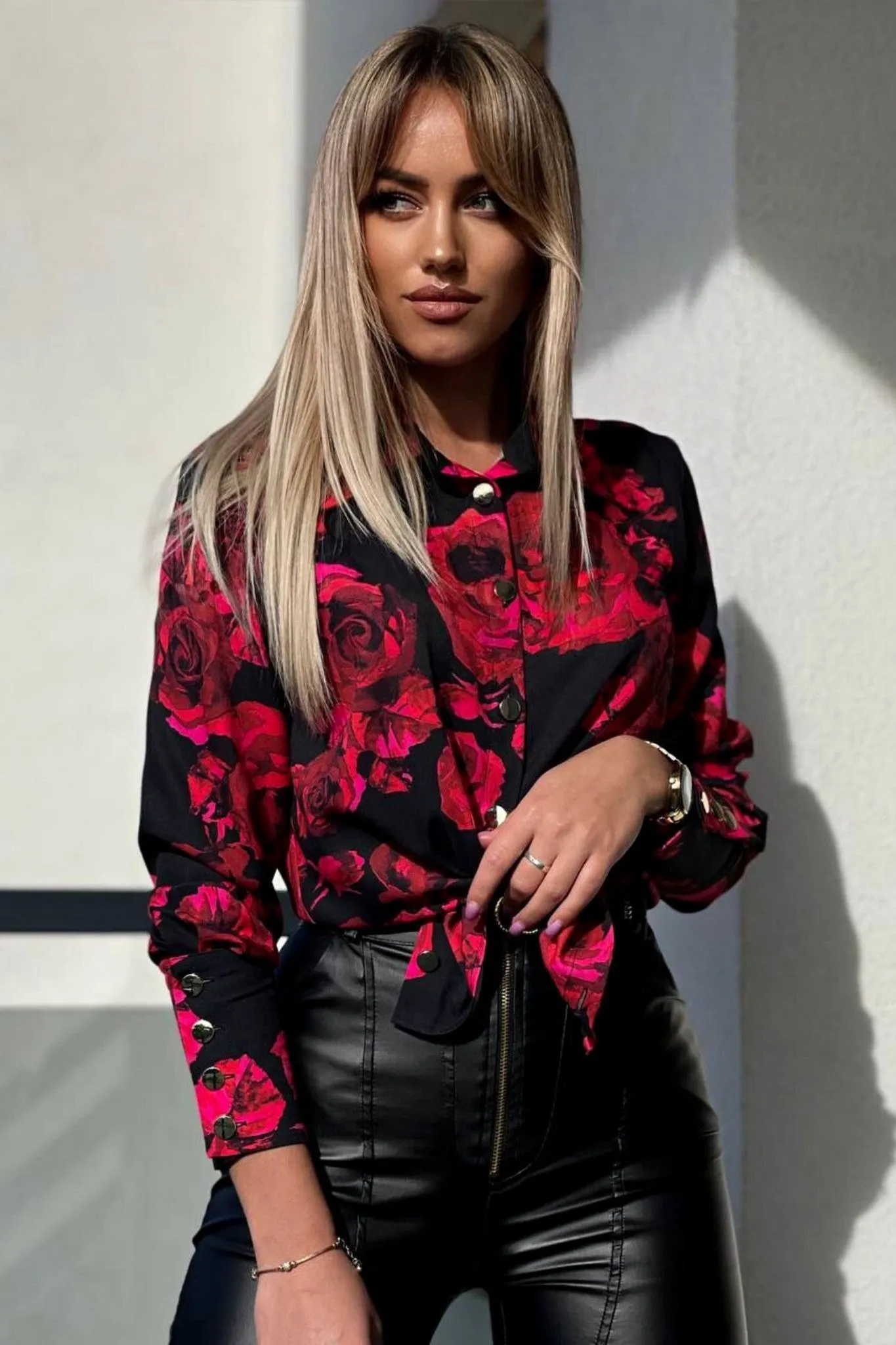 Camicia elegante nera a fantasia rose rosse e fucsia con bottoni dorati