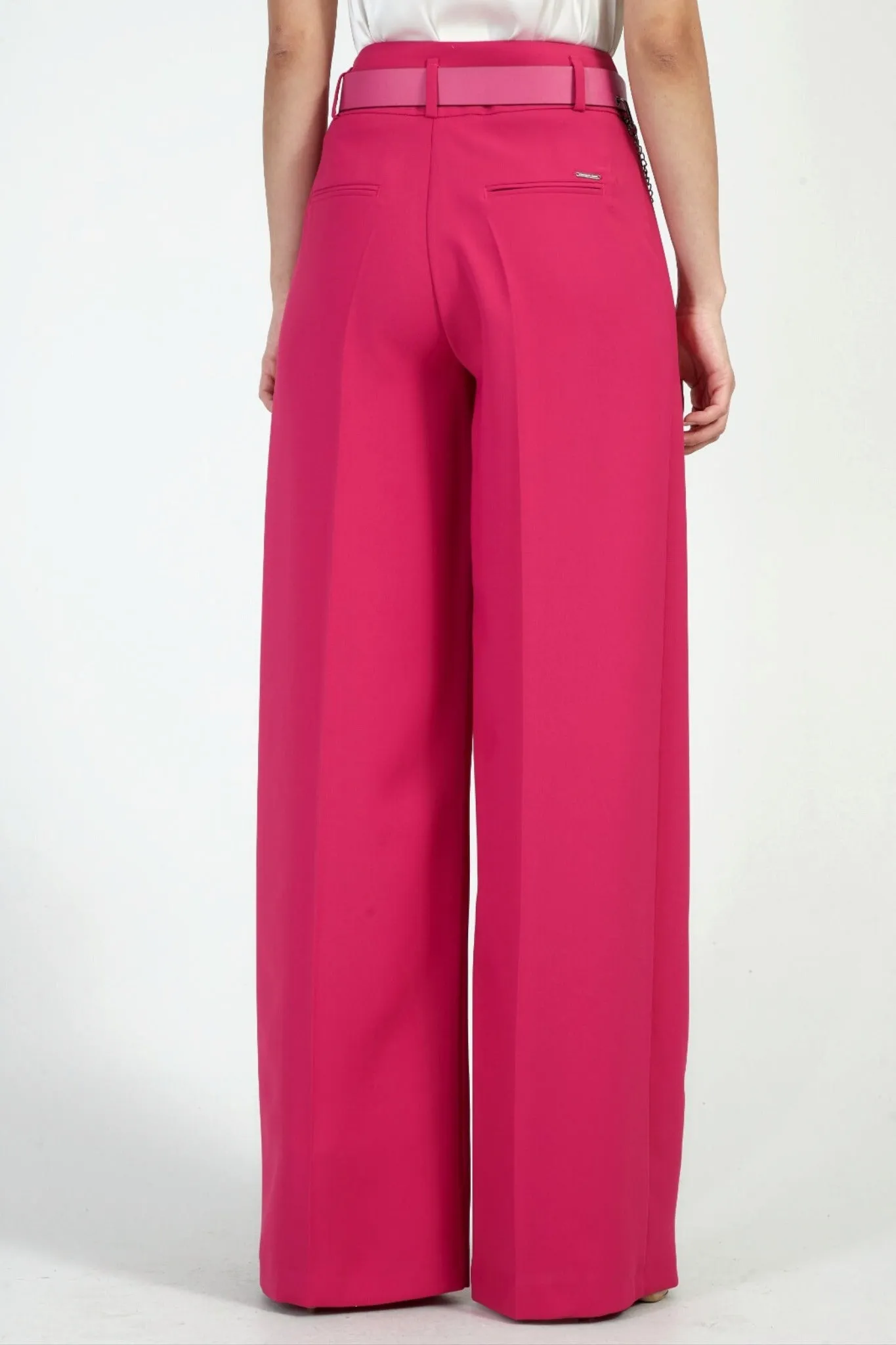 Pantaloni fucsia a gamba larga e vita accessoriata con cintura